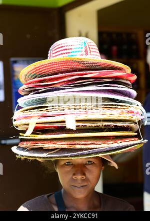 Porträt einer madagassischen Frau, die auf dem Markt in Antsirabe, Madagaskar, Hüte verkauft. Stockfoto