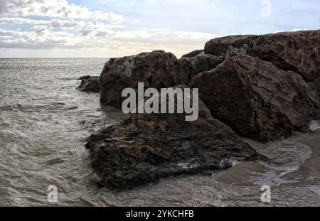 Rocks and Ocean am St. Pete Beach Florida am späten Nachmittag Stockfoto