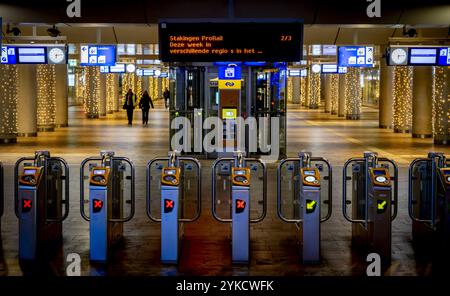 ROTTERDAM - Reisende während eines ProRail-Streiks, bei dem Verkehrskontrollstationen die Strecke zwischen Rotterdam, den Haag und Roosendaal vorübergehend stilllegten. Aufgrund des Streiks verkehren keine Züge in Südholland, Zeeland und West Brabant. Auf der Hochgeschwindigkeitsstrecke gibt es auch keine Inlands- und Auslandszüge. Der Grund für die Maßnahmen ist die Stagnation der Tarifverhandlungen zwischen der FNV-gewerkschaft und der Geschäftsführung. ANP ROBIN UTRECHT niederlande raus - belgien raus Stockfoto