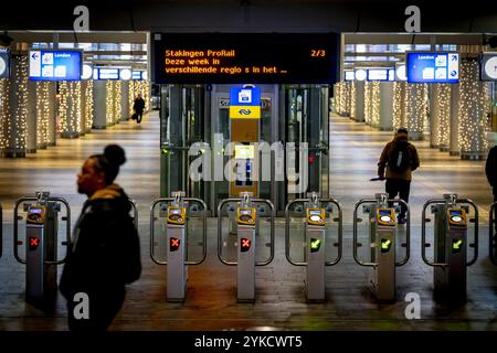 ROTTERDAM - Reisende während eines ProRail-Streiks, bei dem Verkehrskontrollstationen die Strecke zwischen Rotterdam, den Haag und Roosendaal vorübergehend stilllegten. Aufgrund des Streiks verkehren keine Züge in Südholland, Zeeland und West Brabant. Auf der Hochgeschwindigkeitsstrecke gibt es auch keine Inlands- und Auslandszüge. Der Grund für die Maßnahmen ist die Stagnation der Tarifverhandlungen zwischen der FNV-gewerkschaft und der Geschäftsführung. ANP ROBIN UTRECHT niederlande raus - belgien raus Stockfoto