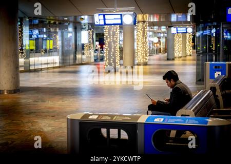 ROTTERDAM - Reisende während eines ProRail-Streiks, bei dem Verkehrskontrollstationen die Strecke zwischen Rotterdam, den Haag und Roosendaal vorübergehend stilllegten. Aufgrund des Streiks verkehren keine Züge in Südholland, Zeeland und West Brabant. Auf der Hochgeschwindigkeitsstrecke gibt es auch keine Inlands- und Auslandszüge. Der Grund für die Maßnahmen ist die Blockade der Tarifverhandlungen zwischen der FNV der union und der Geschäftsleitung. ANP ROBIN UTRECHT niederlande raus - belgien raus Stockfoto