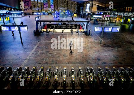 ROTTERDAM - Reisende während eines ProRail-Streiks, bei dem Verkehrskontrollstationen die Strecke zwischen Rotterdam, den Haag und Roosendaal vorübergehend stilllegten. Aufgrund des Streiks verkehren keine Züge in Südholland, Zeeland und West Brabant. Auf der Hochgeschwindigkeitsstrecke gibt es auch keine Inlands- und Auslandszüge. Der Grund für die Maßnahmen ist die Stagnation der Tarifverhandlungen zwischen der FNV-gewerkschaft und der Geschäftsführung. ANP ROBIN UTRECHT niederlande raus - belgien raus Stockfoto