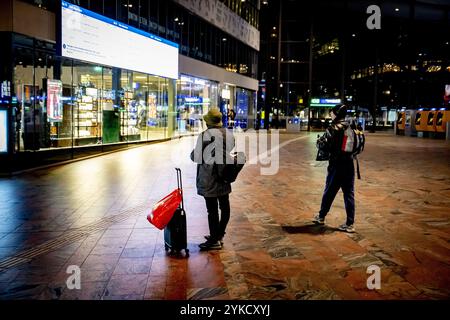 ROTTERDAM - Reisende während eines ProRail-Streiks, bei dem Verkehrskontrollstationen die Strecke zwischen Rotterdam, den Haag und Roosendaal vorübergehend stilllegten. Aufgrund des Streiks verkehren keine Züge in Südholland, Zeeland und West Brabant. Auf der Hochgeschwindigkeitsstrecke gibt es auch keine Inlands- und Auslandszüge. Der Grund für die Maßnahmen ist die Stagnation der Tarifverhandlungen zwischen der FNV-gewerkschaft und der Geschäftsführung. ANP ROBIN UTRECHT niederlande raus - belgien raus Stockfoto