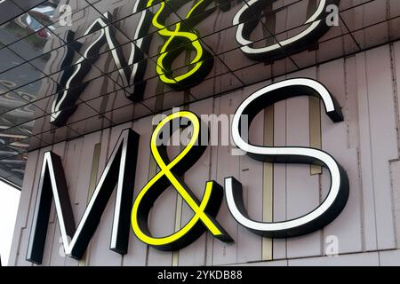 LONDON, Großbritannien - 16. NOVEMBER 2024: Schild vor Marks and Spencer Shop Stockfoto