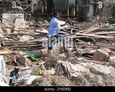 Aktenfoto vom 01/05 über den Aufräumprozess in Galle im Süden Sri Lankas, wo die Bevölkerung nach dem Tsunami im Indischen Ozean 2004 Trümmer entfernt hat. Die Überlebenden des Tsunamis im Indischen Ozean von 2004 beschrieben, wie sie am Tag vor der Veröffentlichung einer neuen Dokumentation zum 20. Jahrestag der Katastrophe um unser Leben kämpften. Tsunami: Rennen gegen Time Premieren am 25. November um 21:00 Uhr auf National Geographic und wird am selben Tag auf Disney+ zum Streaming verfügbar sein. Ausgabedatum: Samstag, 16. November 2024. Stockfoto