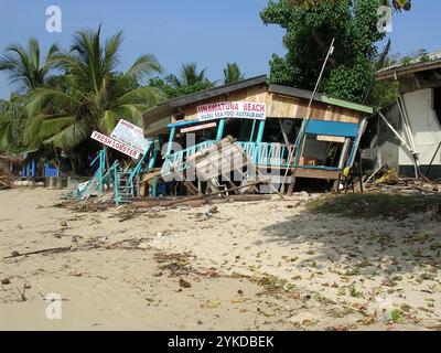 Aktenfoto vom 01/05 vom Strand von Unawatuna, Sri Lanka nach dem Tsunami im Indischen Ozean 2004. Die Überlebenden des Tsunamis im Indischen Ozean von 2004 beschrieben, wie sie am Tag vor der Veröffentlichung einer neuen Dokumentation zum 20. Jahrestag der Katastrophe um unser Leben kämpften. Tsunami: Rennen gegen Time Premieren am 25. November um 21:00 Uhr auf National Geographic und wird am selben Tag auf Disney+ zum Streaming verfügbar sein. Ausgabedatum: Samstag, 16. November 2024. Stockfoto