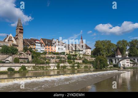 Blick auf die mittelalterliche Altstadt von Bremgarten mit historischen Fassaden am Ufer der Reuss, Kanton Aargau, Schweiz Stockfoto