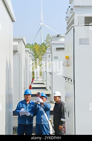 CHUZHOU, CHINA - 17. NOVEMBER 2024 - Mitarbeiter führen Tests zur Anpassung des Energienetzes und Inspektionen der Energiespeicherausrüstung in Chuzhou, Anh, durch Stockfoto