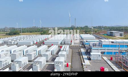 CHUZHOU, CHINA - 17. NOVEMBER 2024 - Mitarbeiter führen Tests zur Anpassung des Energienetzes und Inspektionen der Energiespeicherausrüstung in Chuzhou, Anh, durch Stockfoto