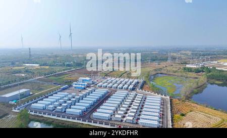 CHUZHOU, CHINA - 17. NOVEMBER 2024 - Mitarbeiter führen Tests zur Anpassung des Energienetzes und Inspektionen der Energiespeicherausrüstung in Chuzhou, Anh, durch Stockfoto