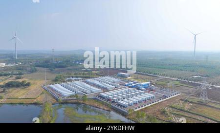 CHUZHOU, CHINA - 17. NOVEMBER 2024 - Mitarbeiter führen Tests zur Anpassung des Energienetzes und Inspektionen der Energiespeicherausrüstung in Chuzhou, Anh, durch Stockfoto