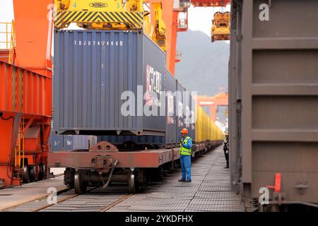 (241118) -- YIWU, 18. November 2024 (Xinhua) -- Ein Container wird am Yiwu West Railway Station in Yiwu in der ostchinesischen Provinz Zhejiang am 18. November 2024 auf einen China-Europa-Güterzug gebracht. Am Montagmorgen fuhr ein Güterzug China-Europa von der Stadt Yiwu nach Madrid, Spanien, ab und feierte den 10. Jahrestag der Inbetriebnahme dieser Strecke. Der Zug wird mit 110 TEU (TEU) verschiedener Güter, einschließlich Zubehör, Kfz-Teile, Maschinen und Ausrüstung, beladen und soll innerhalb von 16 bis 18 Tagen in Madrid eintreffen. In den letzten zehn Jahren, mehr als 6.700 China-Euro Stockfoto