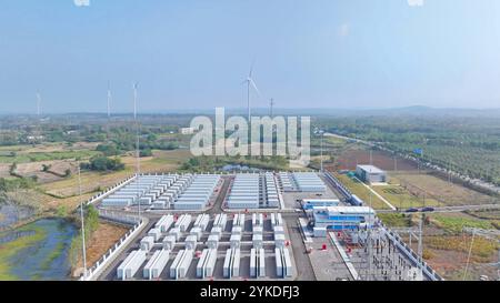 CHUZHOU, CHINA - 17. NOVEMBER 2024 - Mitarbeiter führen Tests zur Anpassung des Energienetzes und Inspektionen der Energiespeicherausrüstung in Chuzhou, Anh, durch Stockfoto