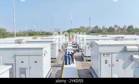 CHUZHOU, CHINA - 17. NOVEMBER 2024 - Mitarbeiter führen Tests zur Anpassung des Energienetzes und Inspektionen der Energiespeicherausrüstung in Chuzhou, Anh, durch Stockfoto