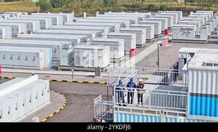 CHUZHOU, CHINA - 17. NOVEMBER 2024 - Mitarbeiter führen Tests zur Anpassung des Energienetzes und Inspektionen der Energiespeicherausrüstung in Chuzhou, Anh, durch Stockfoto