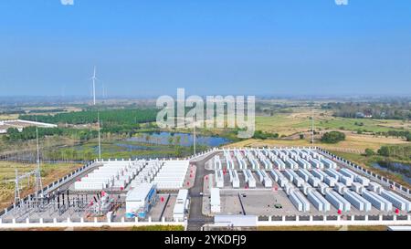 CHUZHOU, CHINA - 17. NOVEMBER 2024 - Mitarbeiter führen Tests zur Anpassung des Energienetzes und Inspektionen der Energiespeicherausrüstung in Chuzhou, Anh, durch Stockfoto