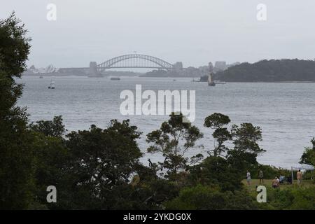 Sydney Harbour Bridge und das Sydney Opera House unter einem leichten Hafennebel an einem windigen Frühlingnachmittag, Blick vom östlichen Vorort aus Stockfoto