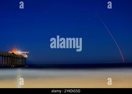 Die SpaceX Falcon 9 Rakete startete von Vandenberg, sichtbar in der Nähe von San Diego und Scripps Pier Stockfoto