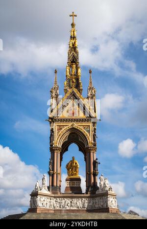 Albert Memorial, direkt nördlich der Royal Albert Hall in Kensington Gardens, London Stockfoto