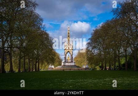 Albert Memorial, direkt nördlich der Royal Albert Hall in Kensington Gardens, London Stockfoto