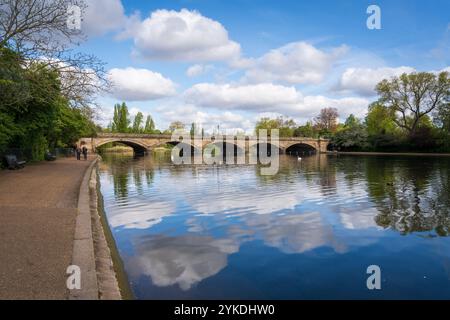 Serpentine Bridge in Kensington Gardens, London, Großbritannien Stockfoto