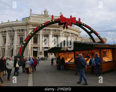 WIEN, ÖSTERREICH-14. NOVEMBER 2023: Unbekannte Menschen besuchen Weihnachtsmarkt am Hofburg Theater Stockfoto