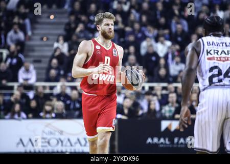 Thessaloniki, Griechenland. November 2024. Olympiacos Spieler Thomas Walkup während eines Basket League Spiels zwischen PAOK BC und Olympiacos BC. (Kreditbild: © Giannis Papanikos/ZUMA Press Wire) NUR REDAKTIONELLE VERWENDUNG! Nicht für kommerzielle ZWECKE! Stockfoto