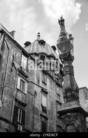 Neapel, Italien - 10. April 2022: Der Obelisk San Gennaro und die Kuppel der Kapelle San Gennaro im historischen Zentrum von Neapel, Kampanien, I. Stockfoto