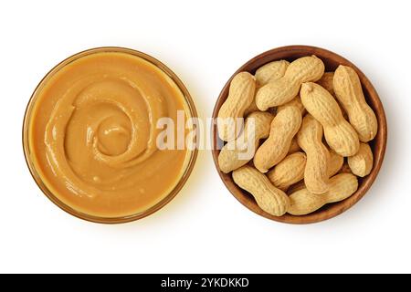 Erdnussbutter in Glasschale und Erdnüsse in Holzschale auf weißem Hintergrund Stockfoto