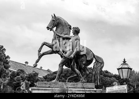 Neapel, Italien - 9. April 2022: Reiterstatue im Palazzo reale di Napoli, Königspalast von Neapel und dem Gebäude der Nationalbibliothek in Neapel, Camp Stockfoto