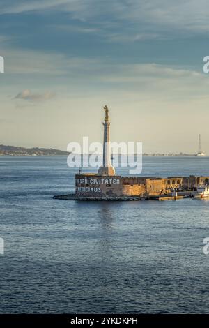 Madonnenstatue „unsere Lieben Frau des Briefes“ im Hafen von Messina, Sizilien Stockfoto