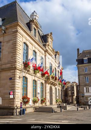 Saint-Brieuc, Frankreich - 21. Juli 2024: Ein historisches Rathausgebäude im klassischen Architekturstil, mit einem Uhrenturm und mit Frenc verziert Stockfoto