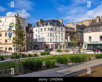 Saint-Brieuc, Frankreich - 21. Juli 2024: Eine pulsierende urbane Szene in Saint-Brieuc mit einem grünen Platz, modernen Gebäuden und einem Wandgemälde auf dem sid Stockfoto