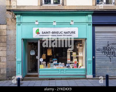 Saint-Brieuc, Frankreich - 21. Juli 2024: Ein kleines Geschäft mit einer türkisfarbenen Fassade und einem Schild mit der Aufschrift Saint-Brieuc Nature. Im Fenster werden verschiedene HE angezeigt Stockfoto