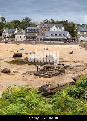 Ploumanach, Frankreich - 23. Juli 2024: Blick auf den Strand von Perros-Guirec mit Felsformationen und Gebäuden Stockfoto