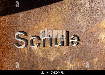 Das Foto zeigt die Inschrift in der Deutschen Schule neben dem Eingang zur Schule in Kreuzlingen Stockfoto