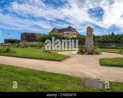 Brest, Frankreich - 24. Juli 2024: Ein malerischer Blick auf einen gepflegten Garten mit bunten Blumen in Brest, der zu einem historischen Schloss im Hinterland führt Stockfoto