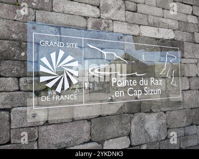 Pointe du Raz, Frankreich - 28. Juli 2024: Ein Schild, das auf eine geschützte Naturstätte in Pointe du Raz in der Gemeinde Plogoff hinweist Stockfoto