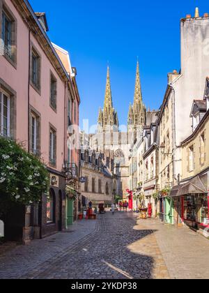 Quimper, Frankreich - 28. Juli 2024: Eine malerische Straße in einer historischen Stadt Quimper, charmante Gebäude mit pastellfarbenen Fassaden und Kopfsteinpflaster Stockfoto