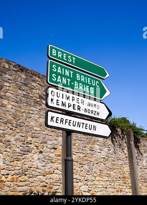 Quimper, Frankreich - 28. Juli 2024: Wegweiser mit mehreren Pfeilen, die verschiedene Ziele in der Bretagne anzeigen. Stockfoto