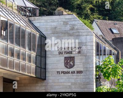 Quimper, Frankreich - 28. Juli 2024: Modernes Regierungsgebäude in Finistere, Bretagne. Stockfoto