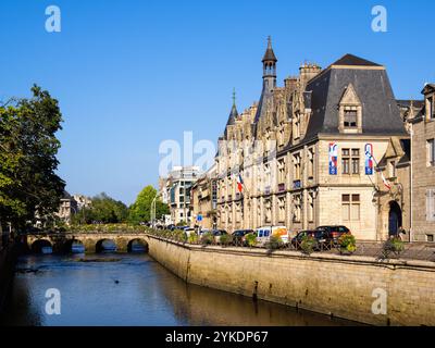 Quimper, Frankreich - 28. Juli 2024: Malerischer Blick auf historische Gebäude entlang eines ruhigen Flusses Odet in Quimper Stockfoto