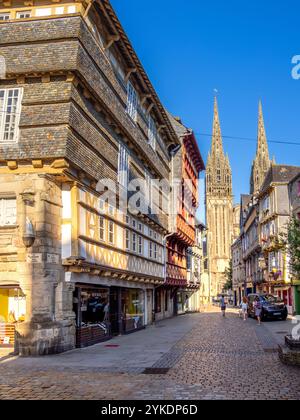 Quimper, Frankreich - 28. Juli 2024: Eine malerische Straßenszene mit historischen Gebäuden mit einzigartigen architektonischen Stilen, einschließlich Fachwerkrahmen Stockfoto