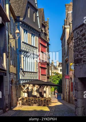 Quimper, Frankreich - 28. Juli 2024: Eine malerische Straßenszene mit historischen Gebäuden mit einzigartigen architektonischen Stilen, einschließlich Fachwerkrahmen Stockfoto