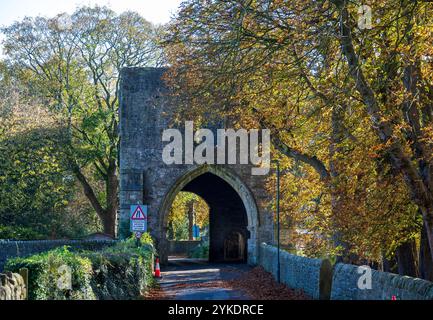 Whalley ist eine große Gemeinde im Ribble Valley am Ufer des Calder in Lancashire, England. Stockfoto