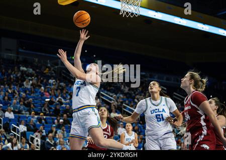 Die UCLA Bruins-Garde Elina Aarnisalo (7) erzielt während eines NCAA-Basketballspiels gegen die Arkansas Razorbacks am Sonntag, den 17. November 2024, im Pauley Pavilion. in Westwood besiegten die Bruins die Razorbacks mit 101:52. (Jon Endow/Bild des Sports) Stockfoto