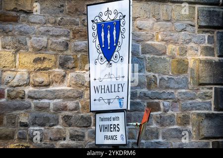 Whalley ist eine große Gemeinde im Ribble Valley am Ufer des Calder in Lancashire, England. Stockfoto