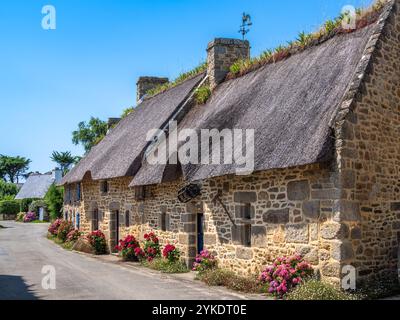 Charmante bretonische Steinhäuser mit Strohdach im traditionellen Dorf Kercanic Stockfoto