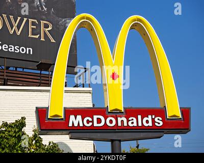 Toronto Canada / Ein McDonalads-Schild und -Logo auf der Avenue Road, North York, Toronto. Stockfoto