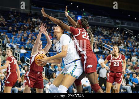 Lauren Betts (51) wird von Arkansas Razorbacks Stürmerin Vera Ojenuwa (22) während eines NCAA-Basketballspiels für Frauen am Sonntag, den 17. November 2024, im Pauley Pavilion, bejubelt. in Westwood besiegten die Bruins die Razorbacks mit 101:52. (Jon Endow/Bild des Sports) Stockfoto